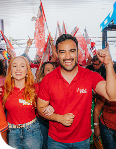 Apoiadores em caminhada de campanha