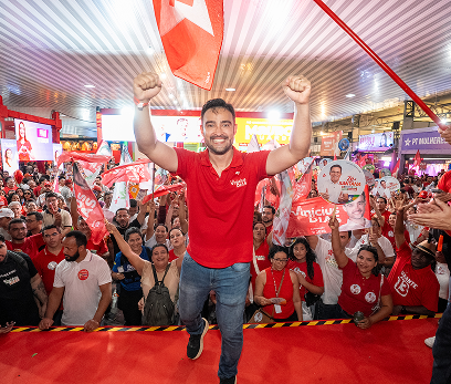 Vinícius Dias com apoiadores em ato de campanha
