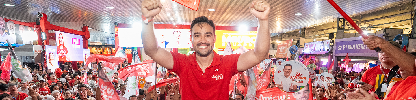 Vinícius Dias com apoiadores em ato de campanha