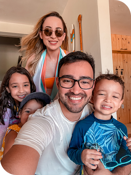 Vinícius Dias com a esposa Anny e os três filhos